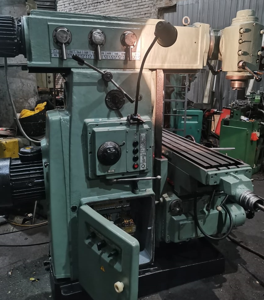 Станок универсально-фрезерный мод. 6Р82Ш